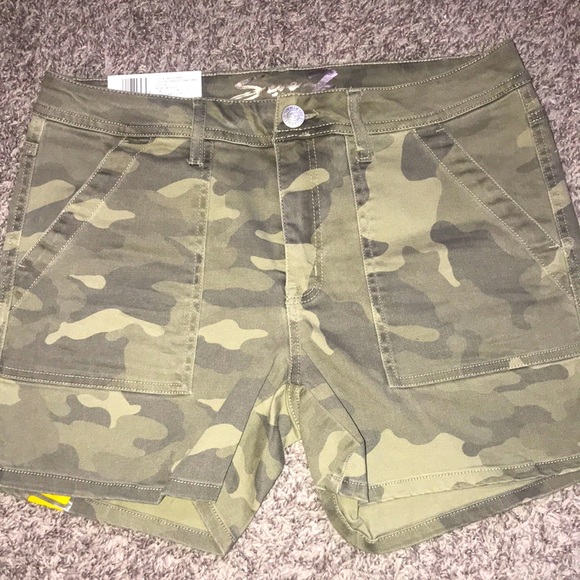 Seven7 Pants - Seven7 Brand Utility Shorts in Camo Size 8 Inseam 5” with lots of stretch | NWT!